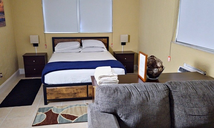 Lauderdale Lakes Casa | TheVacaVacationHomes