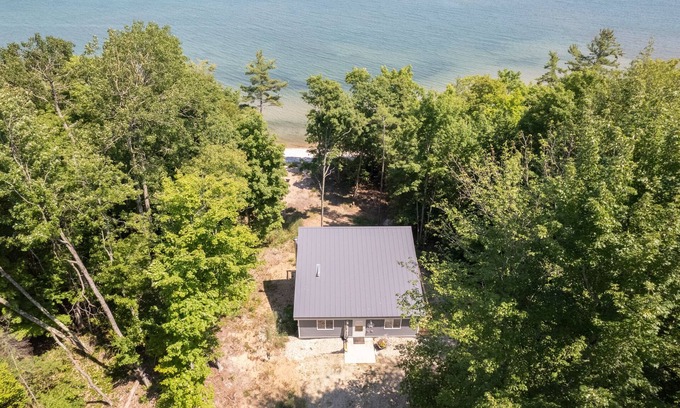 Manistique Casa | Thimbleberry Cottage: Golden Leaves & Cozy Evenings – A Fall Escape to Remember