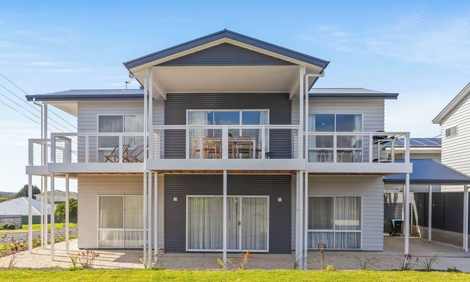 Hayborough Casa | Third Avenue Beach House