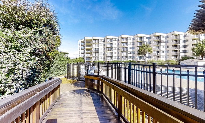 Atlantic Beach Condominio | Third-Floor Condo at Oceanfront Resort with Balconies, WiFi & Shared Pools/Gym