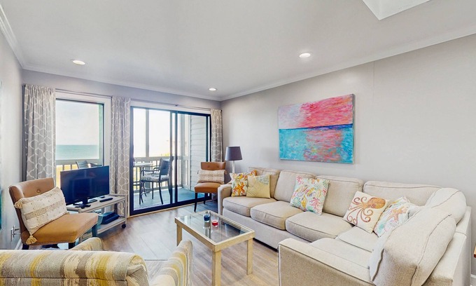 Atlantic Beach Condominio | Third Floor, Oceanfront Condo with Excellent View, Shared Outdoor Pool & Grills