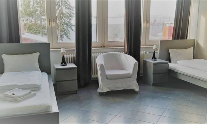 Bramfeld Apartamento | This 1-room apartment is located in our apartment house Haldesdorfer Straße and has a double bed, a functional kitchenette including accessories, a dining area and a comfortable sitting area.
