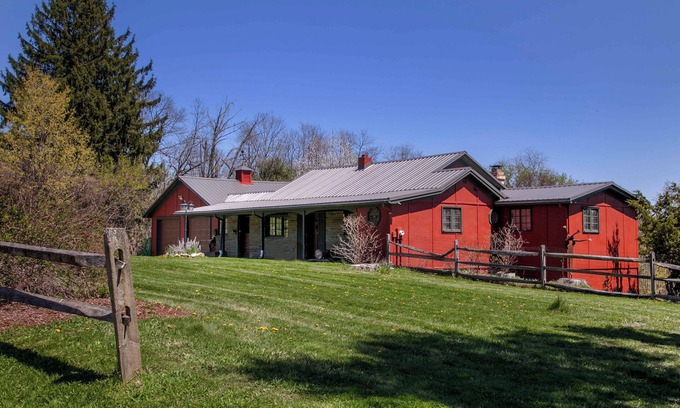 Hammondsport Casa | This 2 bedroom, 2 bath home is ideal for a family retreat to the Finger Lakes.