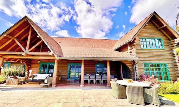 Coeur d'Alene Cabina | This 5 Bedroom Lodge has both History & Luxury while being surrounded by nature