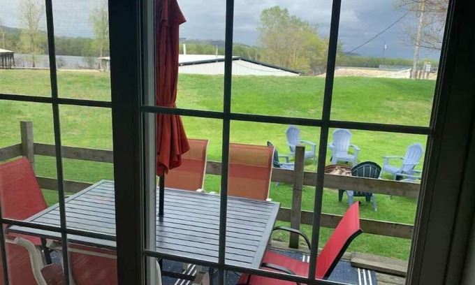 Marshland Apartamento | This AMAZING river getaway is PERFECT for YOU! Private deck, grill & fire pit!