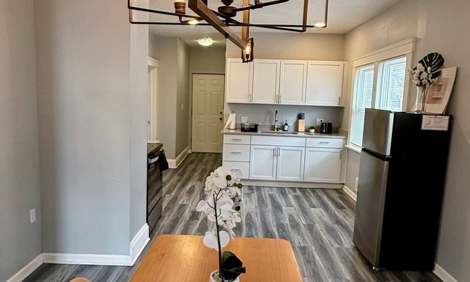Cleveland Apartamento | Experience stylish living in this centrally-located home