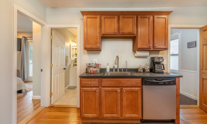 Wanskuck Apartamento | This apartment is a 4 bedroom(s), 2 bathrooms, located in Providence, RI.