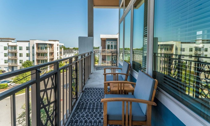 Deerwood Apartamento | This apartment is a 3 bedroom(s), 2 bathrooms, located in Jacksonville, FL.
