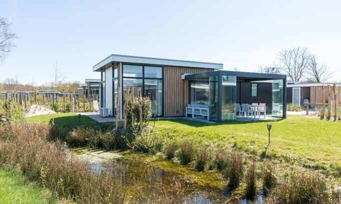 Burgh-Haamstede Casa | This 'Beach style' chalet has all the amenities required for a comfortable stay: an attractive livin