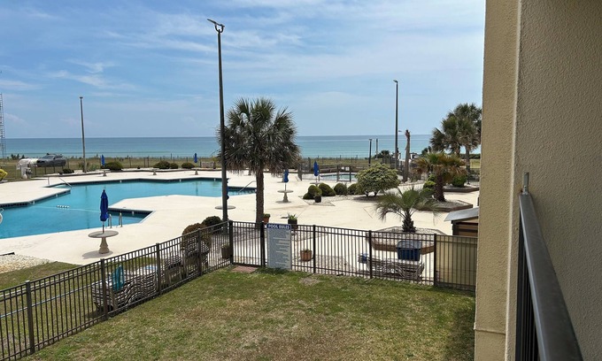 Indian Beach Condominio | ¡Este brillante y colorido condominio "playero" es perfecto para quienes buscan el sol!