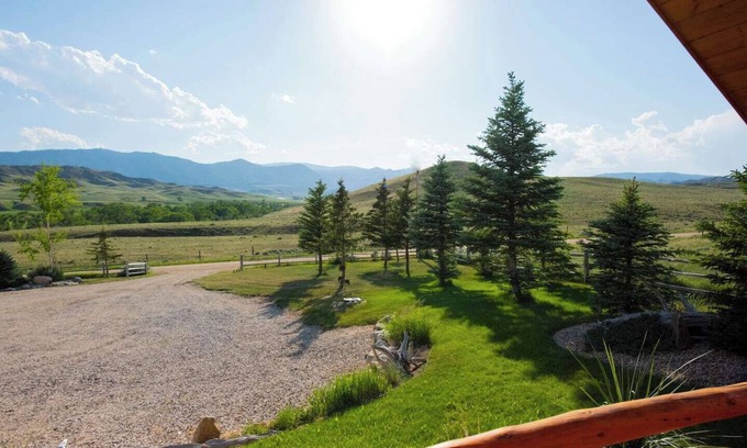 Saddlestring Cabina | This cabin is a 2 bedroom(s), 2 bathrooms, located in Buffalo, WY.