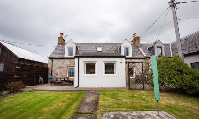 Alness Cabaña | This charming cottage boasts three spacious bedrooms: two on the second floor and one on the first f