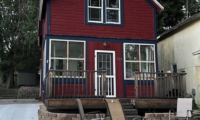 Clear Lake Casa | This charming house for six puts you at the heart of the action.