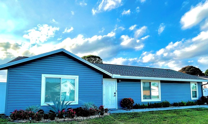 Royal Palm Beach Casa | This Charming 3-bedroom house in Royal Palm Beach offers comfort and style!