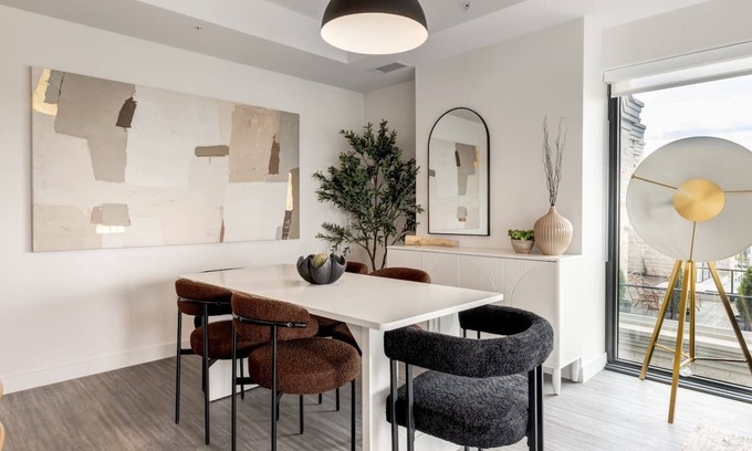 Eau Claire Condominio | This condominium is a 3 bedroom(s), 2 bathrooms, located in Calgary, AB.