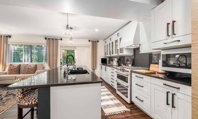 Harbor Springs Condominio | This condominium is a 3 bedroom(s), 2.5 bathrooms, located in Harbor Springs, MI.