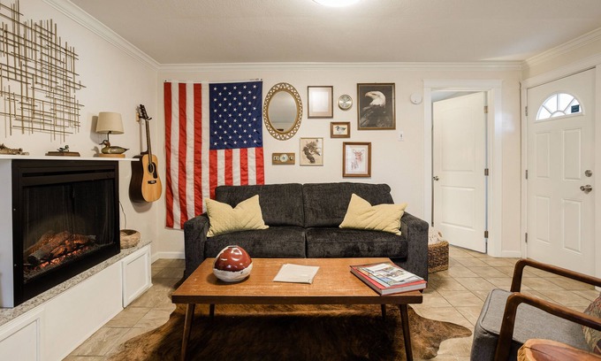 Central Point Cabaña | This cottage is a 1 bedroom(s), 1 bathrooms, located in Gold Hill, OR.