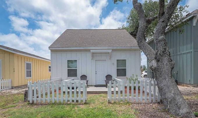 Fulton Cabaña | This cottage is a 3 bedroom(s), 2 bathrooms, located in Rockport, TX.