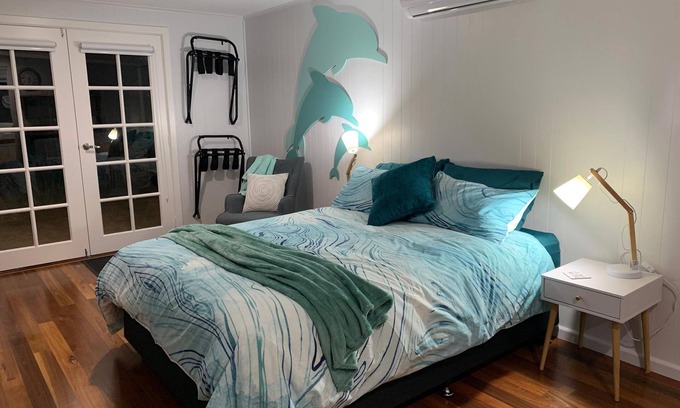 Paynesville Cabaña | Dolphin Cottage: This cozy cottage is the perfect springboard to the Lakes