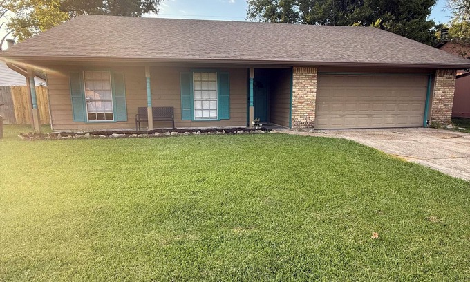 South Baton Rouge Casa | This cozy home is a beautiful 3 bedroom, 2 full bathroom as with a 2-car garage