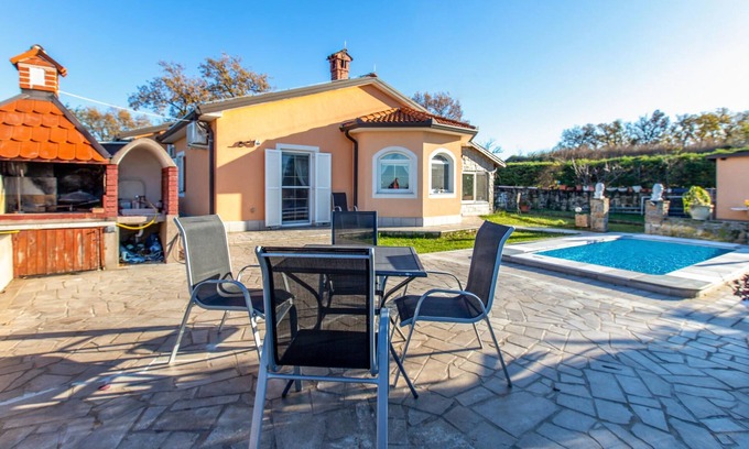 Cezarji Casa | Alojamiento de 3 habitaciones en Pobegi