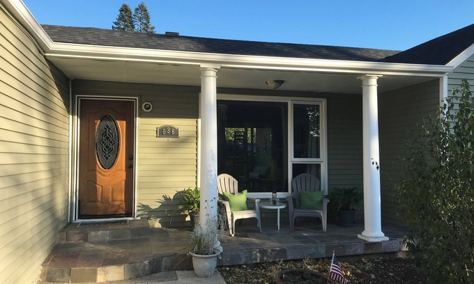 Camas Cabaña | This cute well appointed cottage in quiet Camas, WA is just mins away from PDX