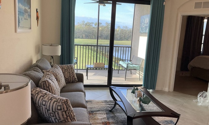 Lakewood Ranch Condominio | This exquisite 2 bedroom plus a third room which is a office/3rd br