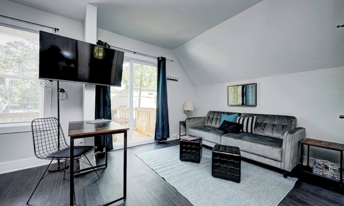 Fountain Square Apartamento | This guest suite is a 0 bedroom(s), 1 bathrooms, located in Indianapolis, IN.