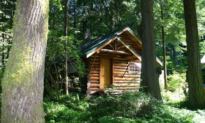 Ashford Cabina | This historic log cabin is adjacent to Copper Creek Restaurant just a few miles to Mt. Rainier National Park. Hot tub, full kitchen, gas fireplace, romance!