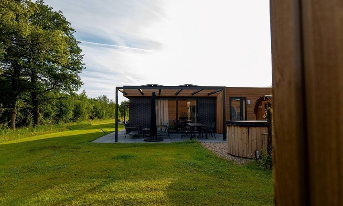 Lattrop Casa | This holiday home with a fully enclosed dog fence, private sauna and hot tub features a cosy, homely living room with open kitchen, 2 bedrooms and a spacious outdoor area.