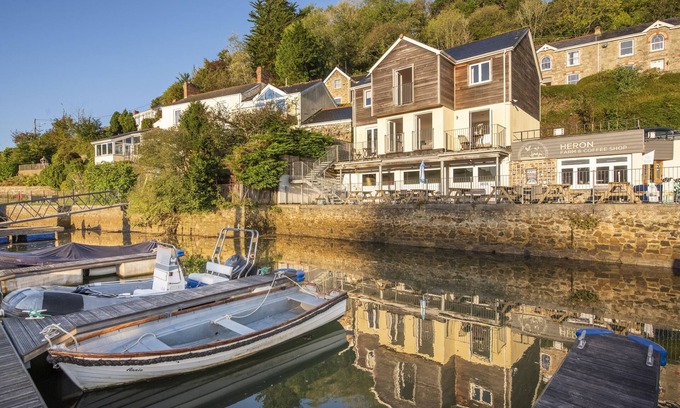 Truro Casa | Esta casa de vacaciones está situada justo al borde del agua dentro del puerto deportivo de Malpas