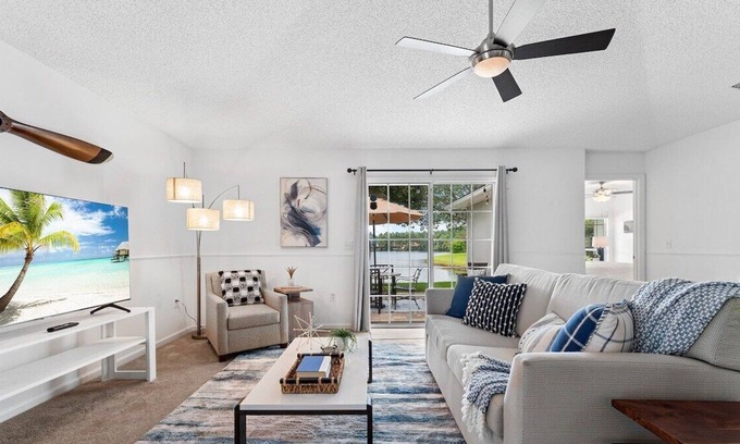 Sandalwood Casa | This home away from home features a gorgeous view of the lake from the spacious Great Room