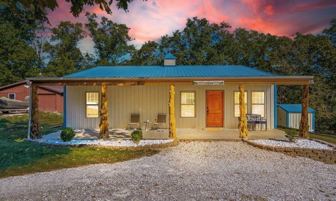 Dunnegan Casa | This house is a 2 bedroom(s), 2 bathrooms, located in Fair Play, MO.