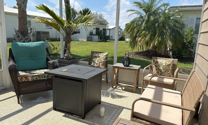 Sarasota Casa | This house is a 2 bedroom(s), 2 bathrooms, located in Sarasota, FL.