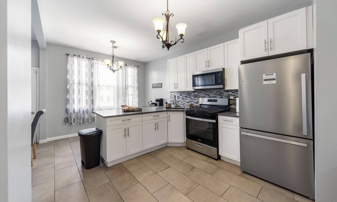 Constable Hook Casa | This house is a 3 bedroom(s), 1 bathrooms, located in Bayonne, NJ.