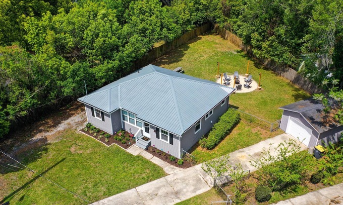 Southside Casa | This house is a 3 bedroom(s), 1 bathrooms, located in Jacksonville, FL.