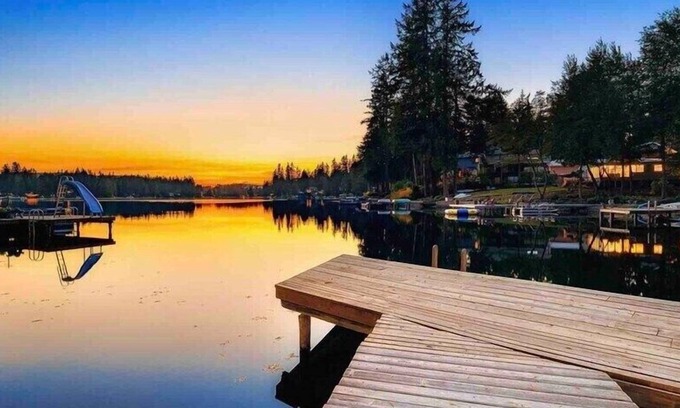 Sammamish Casa | This house is a 4 bedroom(s), 2 bathrooms, located in Sammamish, WA.