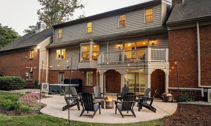 New Holland Casa | This house is a 5 bedroom(s), 3 bathrooms, located in New Holland, PA.