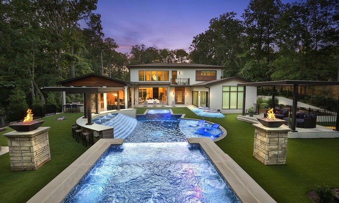 Sandy Springs Casa | This house is a 5 bedroom(s), 8 bathrooms, located in Atlanta, GA.