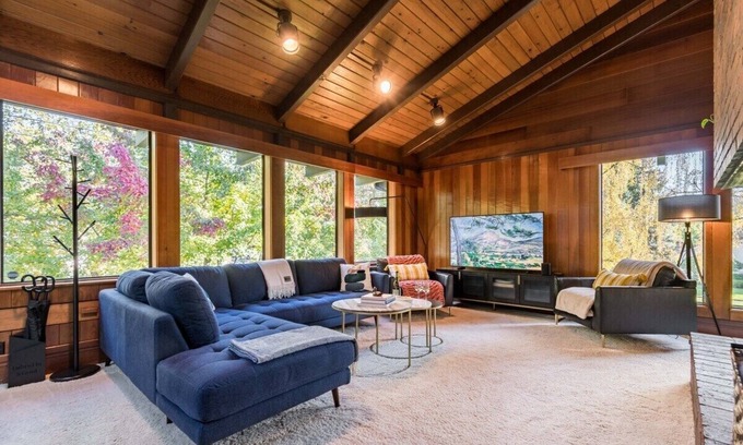 Amazon Casa | This house is a 5 bedroom(s), 3 bathrooms, located in Eugene, OR.