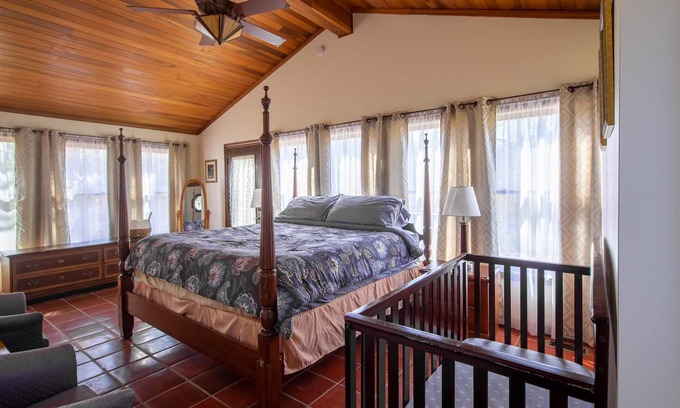 Bloomington Casa | This house is a 6 bedroom(s), 3.5 bathrooms, located in Bloomington, IN.