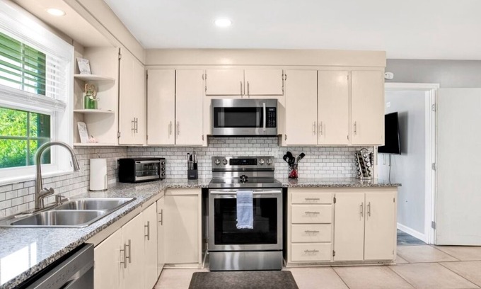 East Pensacola Heights Casa | This house is a 6 bedroom(s), 3 bathrooms, located in Pensacola, FL.