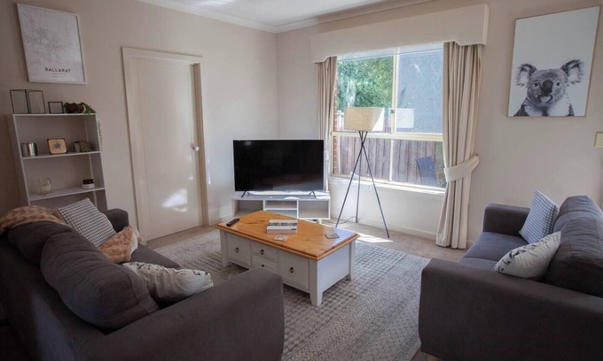 Ballarat Casa | This house is a 3 bedroom(s), 2 bathrooms, located in Ballarat Central, VIC.