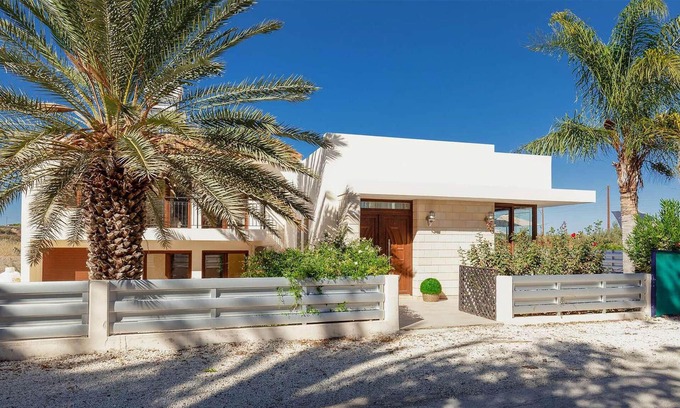 Prodromi Casa | This is a beautiful villa centrally located in Polis, on the outskirts of the charming fishing villa