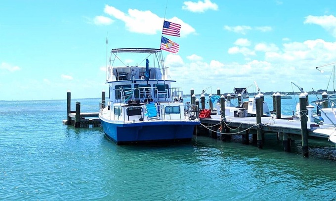 Fort Pierce Alquiler De Eote | This is a one of a kind adventure! Historic, restored Thompson Trawler Yacht!
