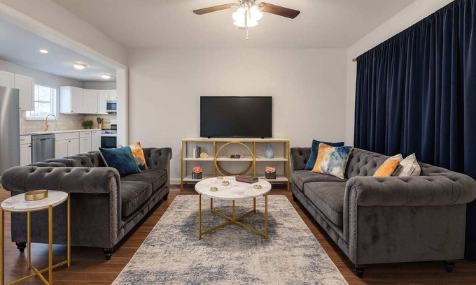 West Arlington Apartamento | This is a private room in a house. You are renting a room with a full bed and a detached bathroom. This room has a full bed, closet, and desk. There is a detached bathroom designated for this bedroom.
