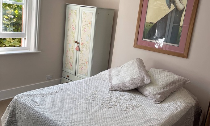 West Kensington Cama Y Desayuno | this is a spacious, clean and elegant one double bedroom located in London