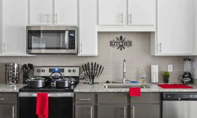 Doctors Inlet Apartamento | This is a stylish apt1/bedroom pool/workout , free WiFi , many Great amenities