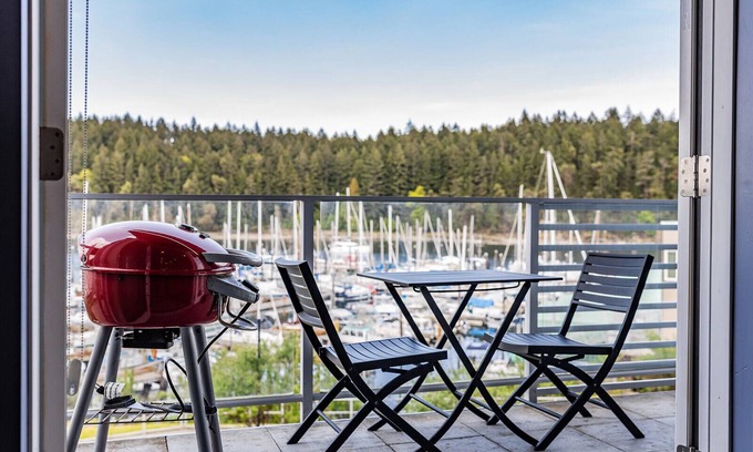 Regional District of Nanaimo Condominio | This is the life! 2 bedroom oceanfront condo close to everything.