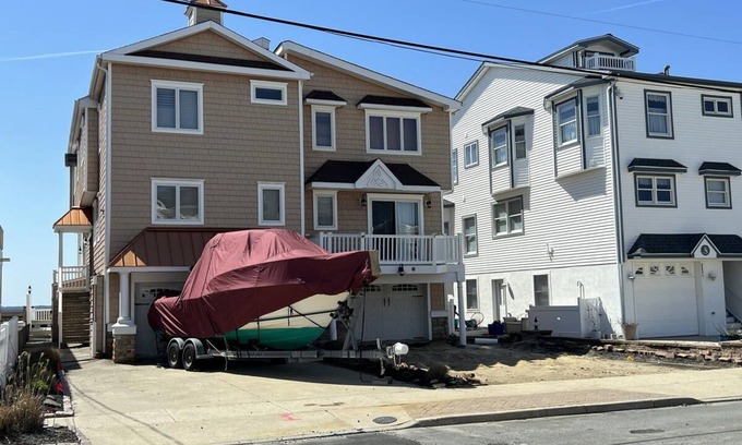 Dennisville Casa | This lovely 3 bedroom 2 and a half bath home is located directly on the bay in Sea Isle City